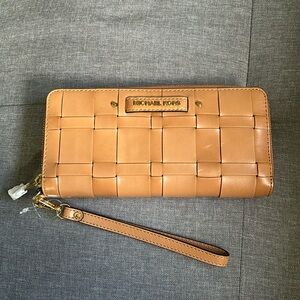 MICHAEL KORS Vivian Travel Wristlet Wallet minor flaw